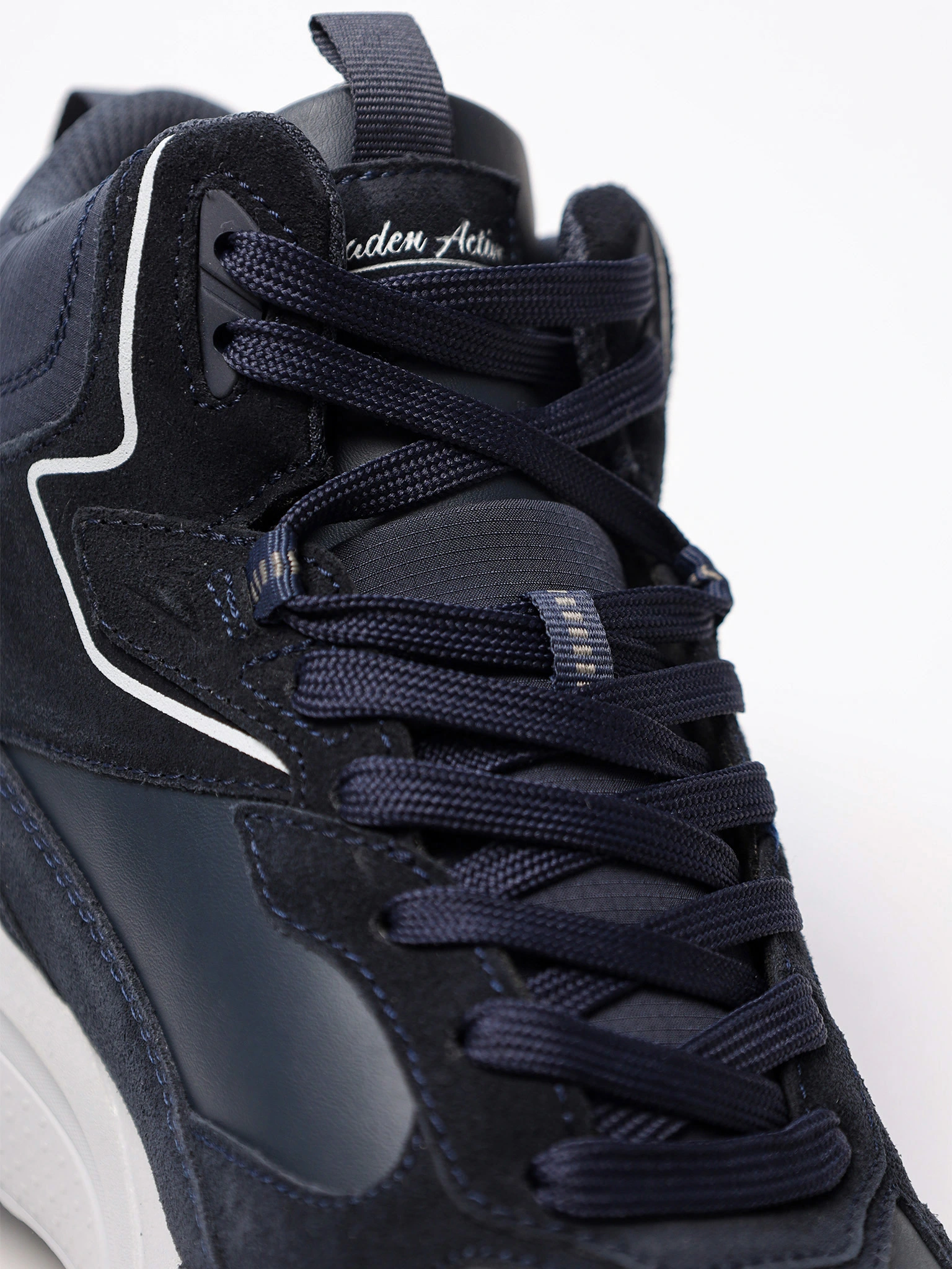 Кроссовки синего цвета комбинированные на средней подошве